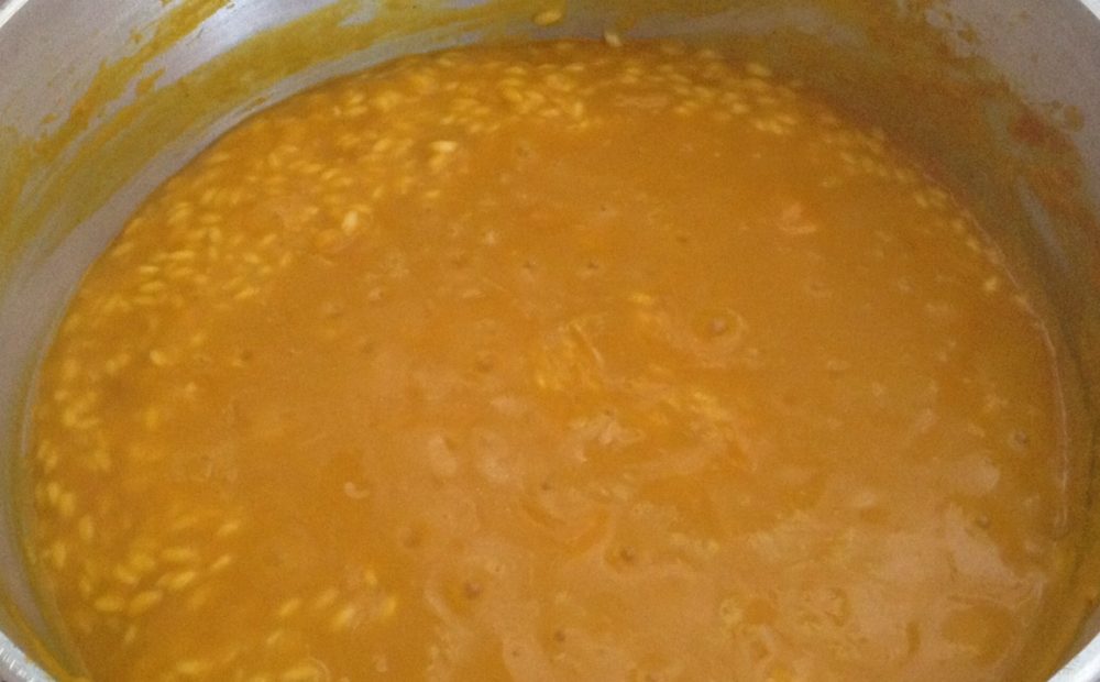 Il riso in cottura nella crema di zucca, oggi, per il risotto dedicato a Francesco, una pentola seria Baldassarre Agnelli