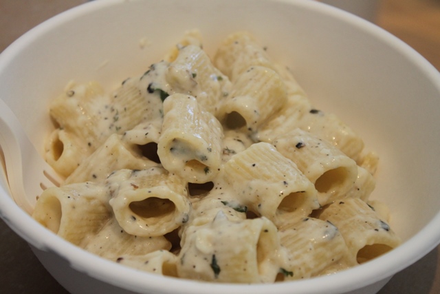 Mezze maniche cacio e pepe e mentuccia de Il Ristoro degli Angeli