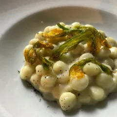 Novecento, gnocchetti cacio e pepe con fiori di zucca