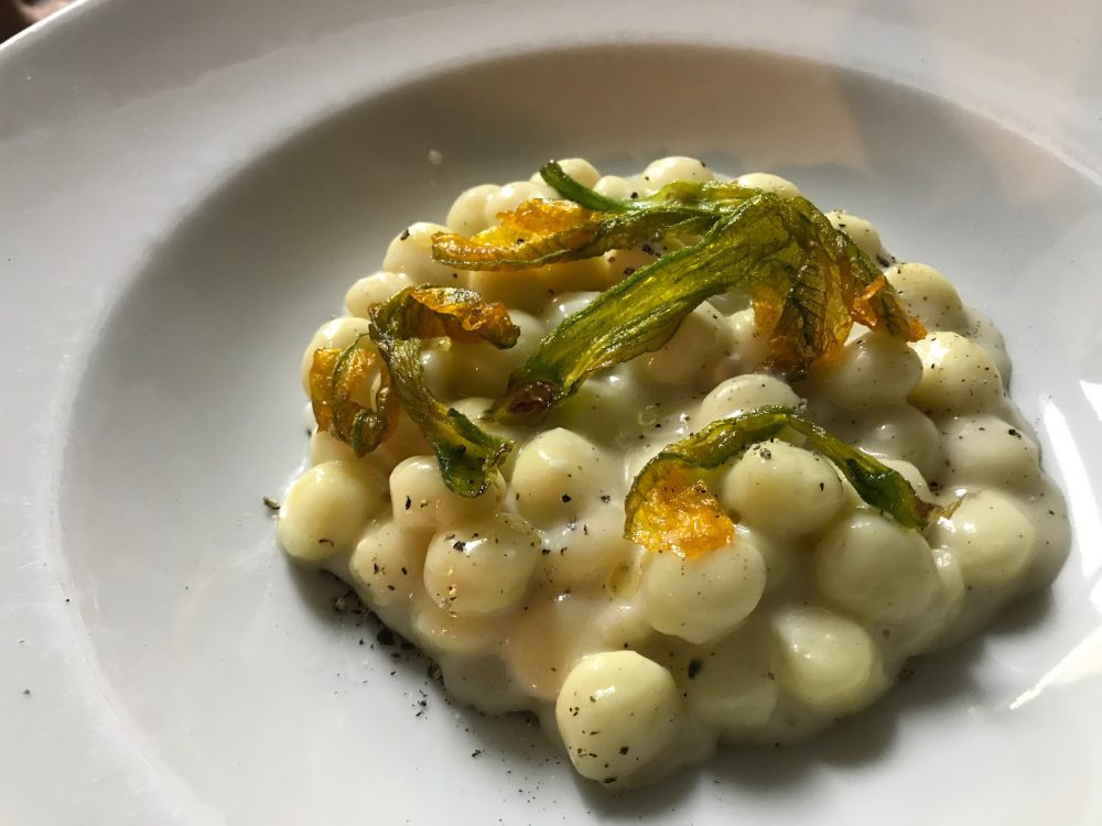 Novecento, gnocchetti cacio e pepe con fiori di zucca