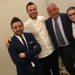 Paolo Montrone con i protagonisti di Dimora Ulmo