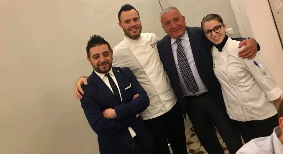 Paolo Montrone con i protagonisti di Dimora Ulmo