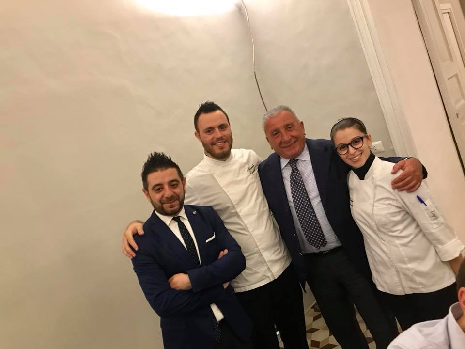 Paolo Montrone con i protagonisti di Dimora Ulmo