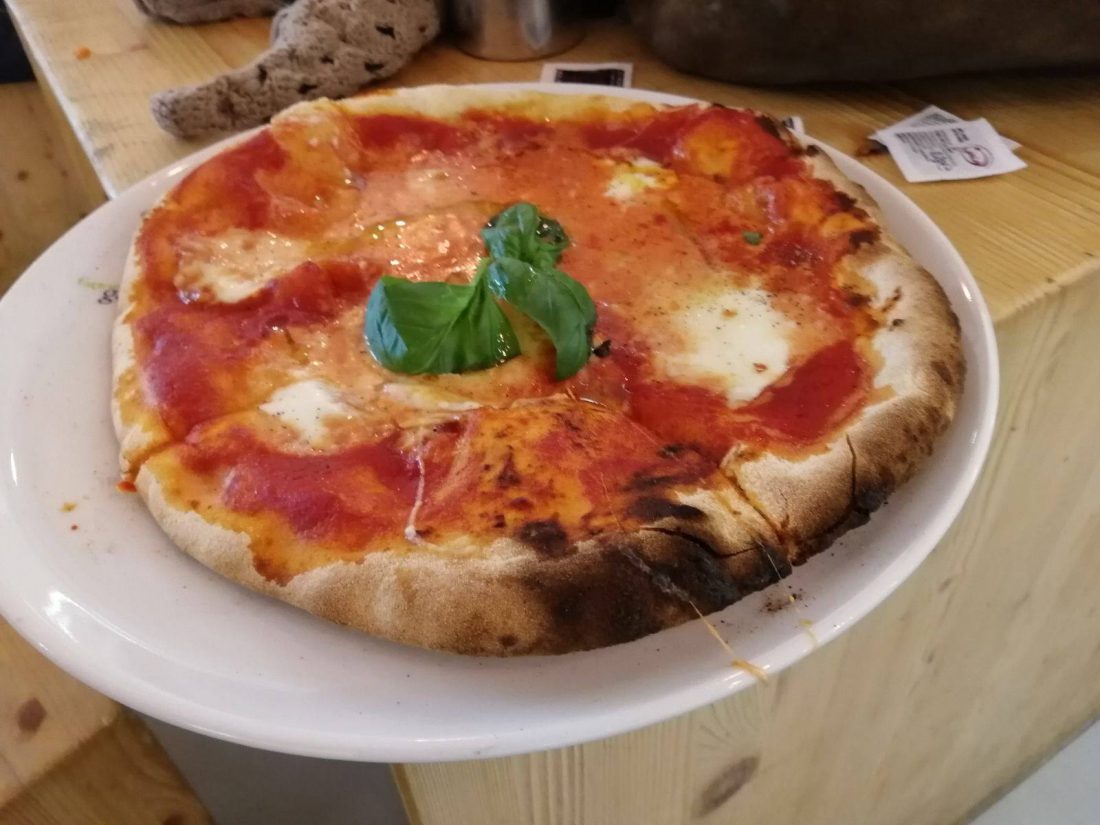 Pizza margherita Capodichino