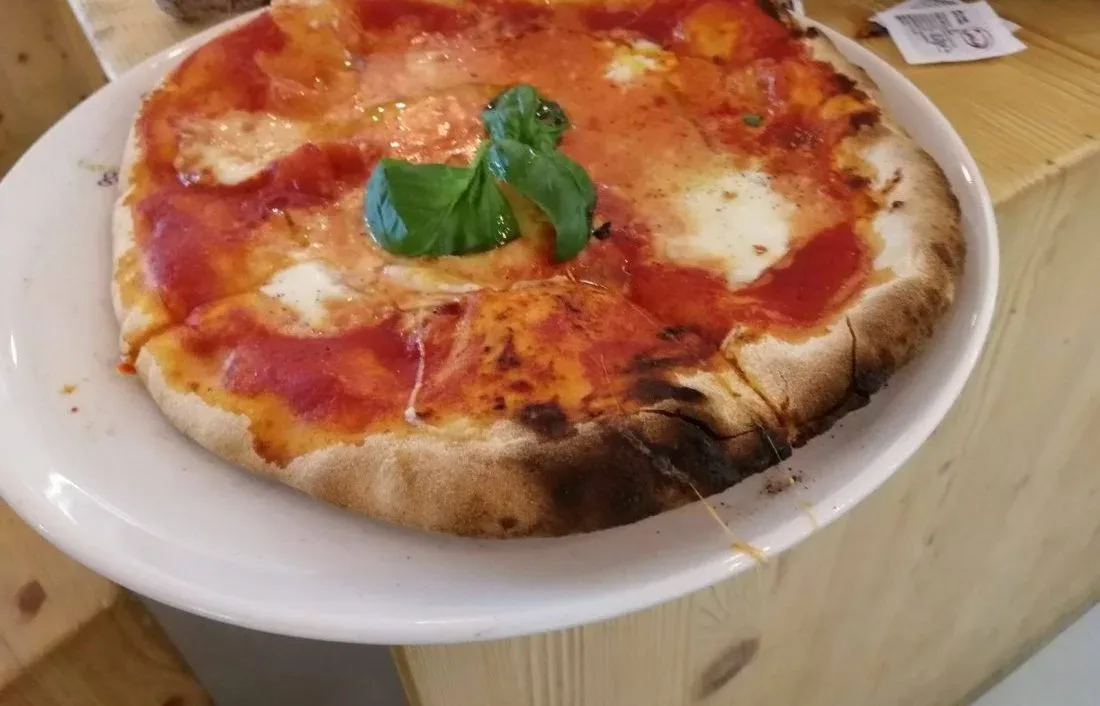 Pizza margherita Capodichino