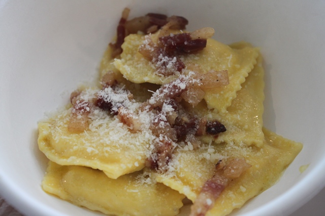 Ravioli cacio e pepe al guanciale croccante del Pastificio Secondi