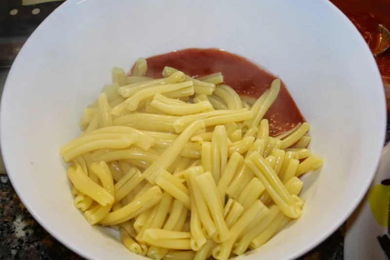 'A carne 'a sotto e i maccarùne 'a coppa.