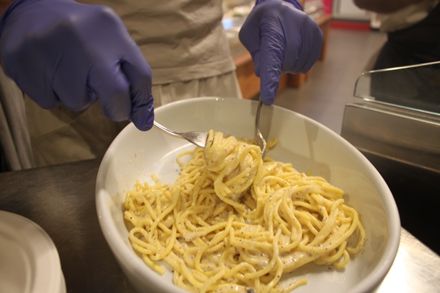 La cacio e pepe dello chef Cotugno di Eataly