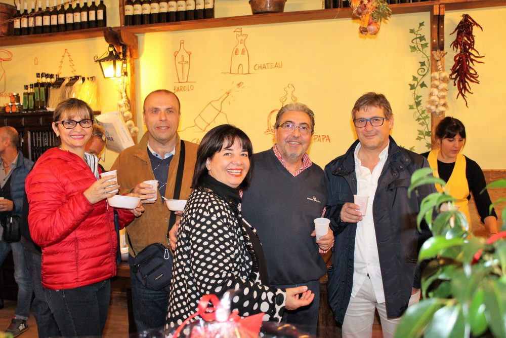 La Baccaliata III – Antonio Ruggiero con amici al brindisi