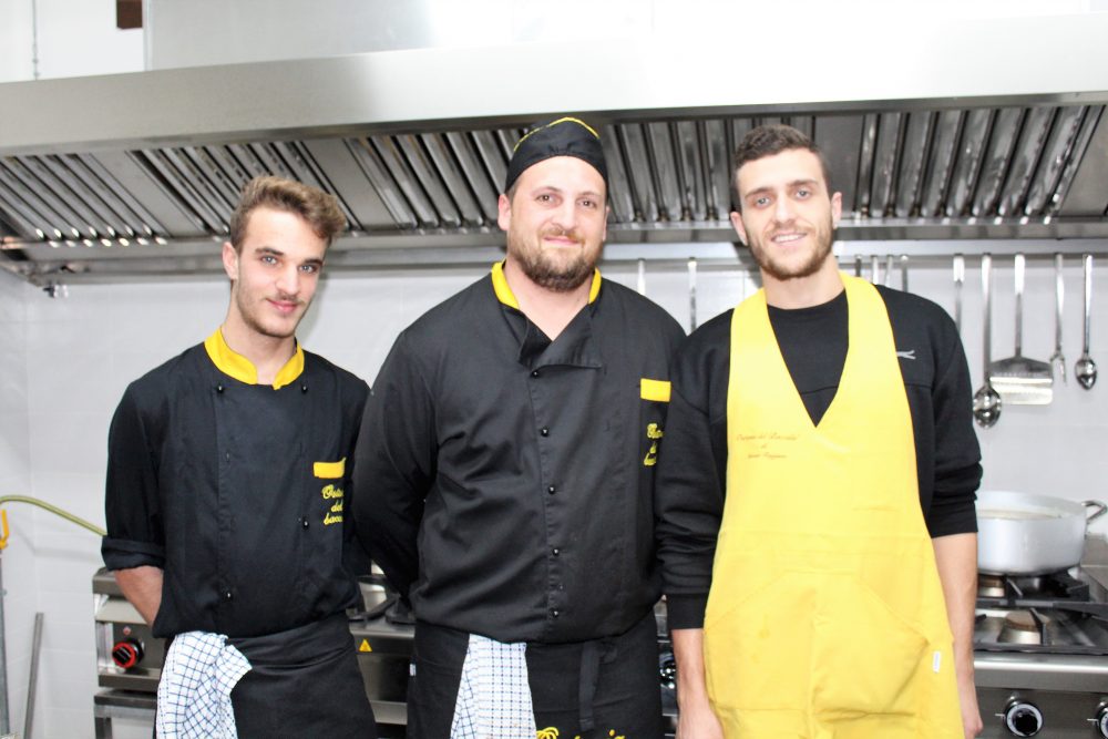 La Baccaliata III – al centro lo chef Diego Ruggiero e parte dello staff di Latina