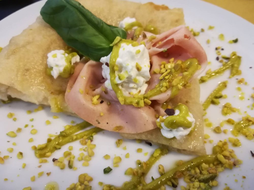 Donna Sofia - Pizza fritta con ricotta, mortadella e pistacchi