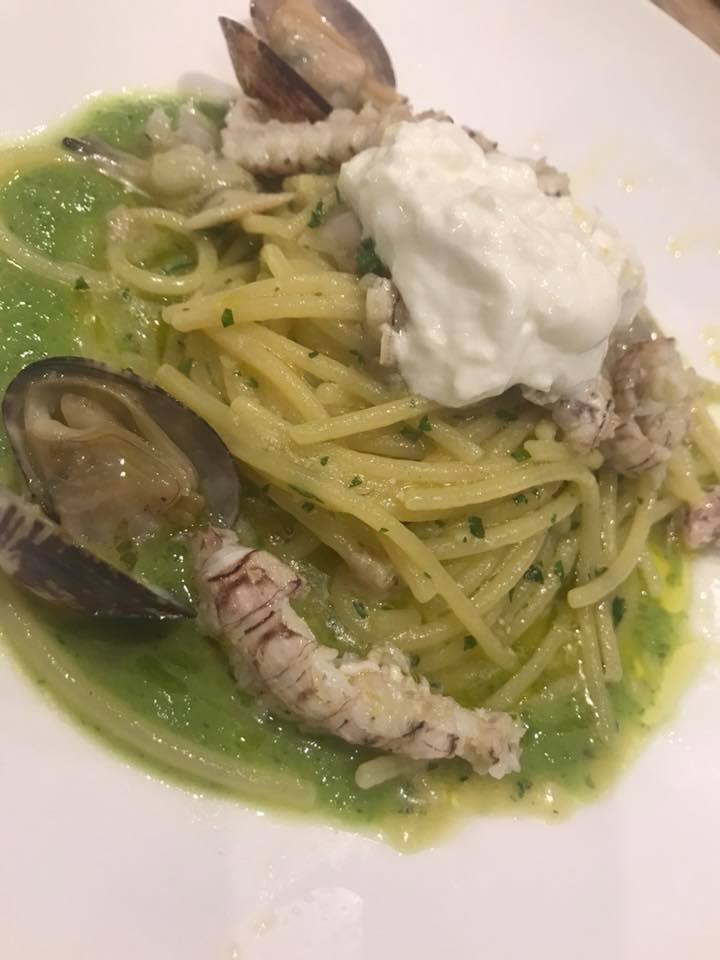 Nettuno Lounge Beach a Torre Annunziata, Spaghetti con vongole, scrifici, broccoli e mousse di pecorino e ricotta