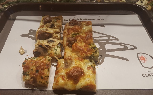 Bonci, pizza mozzarella, funghi e salsiccia e pizza mozzarella, broccoli, salsiccia e paprika
