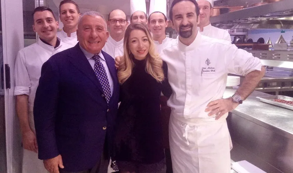 Four Seasons Hotel Milano Paolo ed Isabel Montrone con lo chef Vito Mollica e la sua brigata