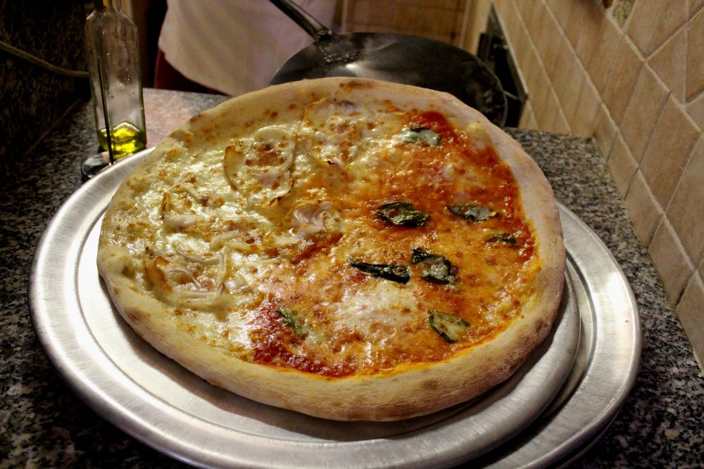 Il Ritrovo dei Golosi – pizza americana guanciale e cipolle di Alife
