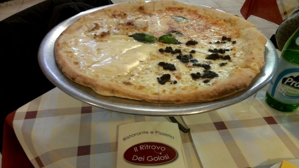 Il Ritrovo dei Golosi – pizza americana sul supporto a tavola