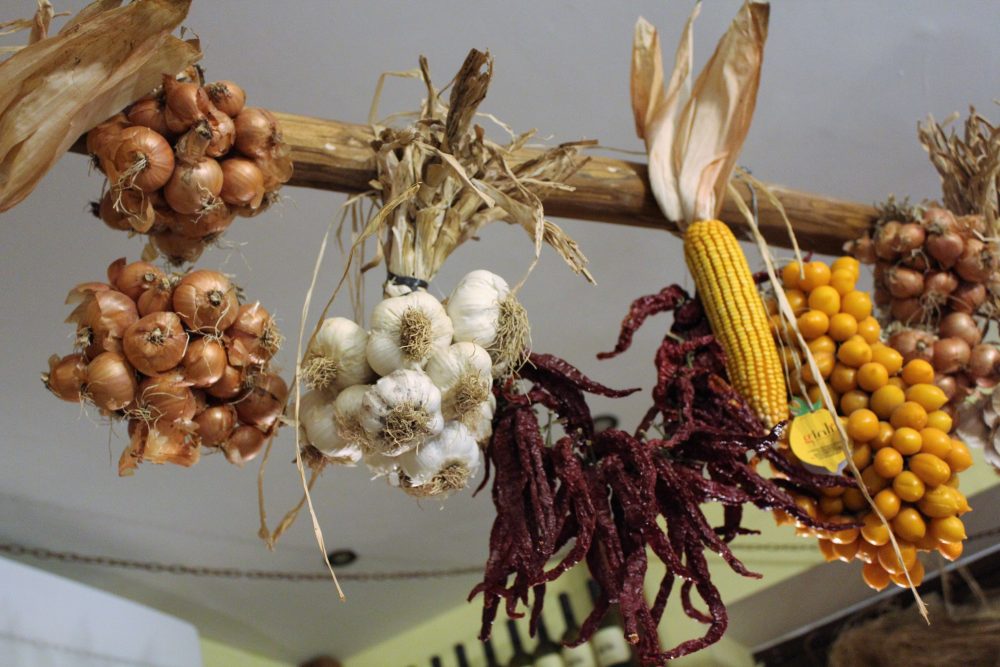 La Baccaliata III – la pertica con i prodotti sospesi a vista