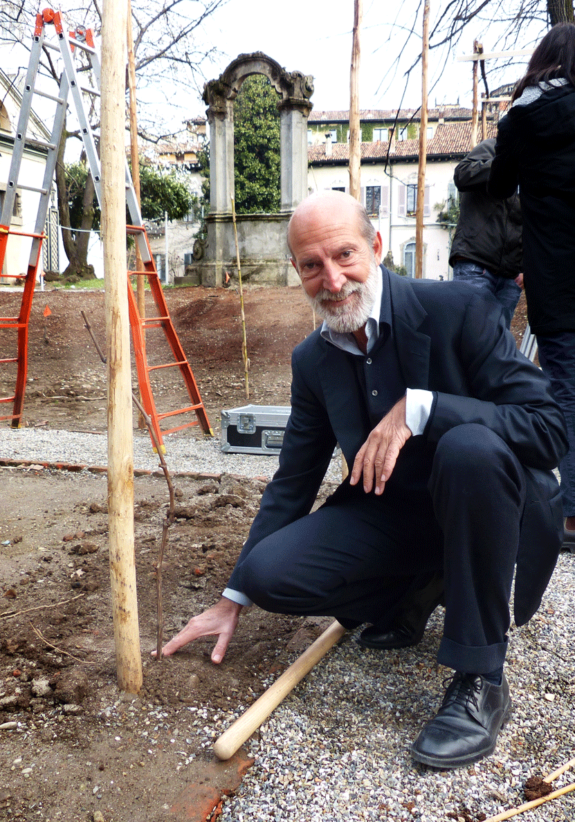 Luca Maroni nel 2015 di fronte alla prima vite reimpiantata del vigneto di Leonardo