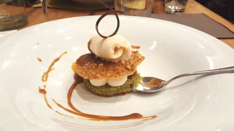 Madia, Biscuit al pistacchio con spuma di ricotta, croccante alle nocciole e gelato alle pere