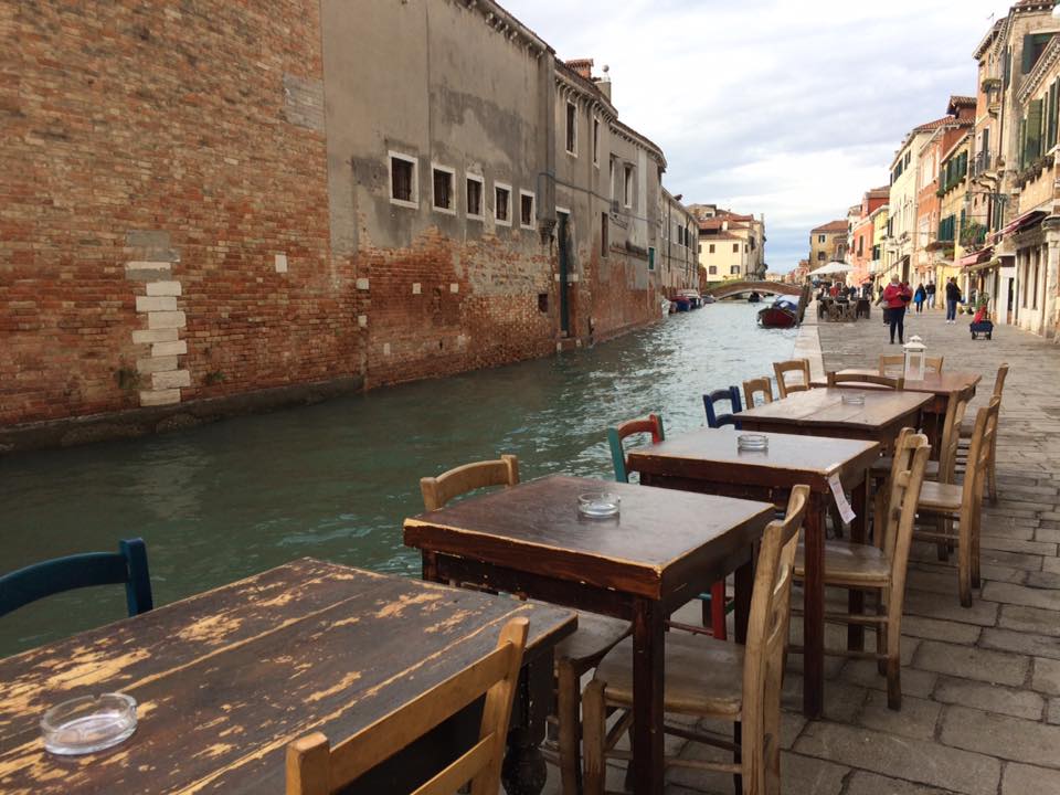 Paradiso Perduto, i tavoli sul canale