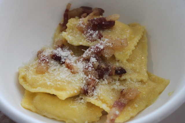 Ravioli cacio e pepe con guanciale croccante