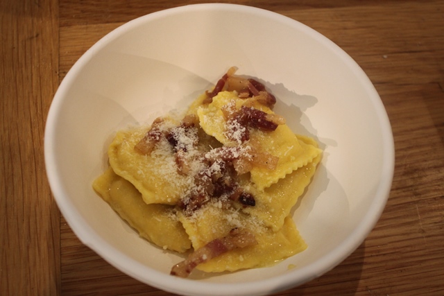 Ravioli cacio e pepe con guanciale croccante