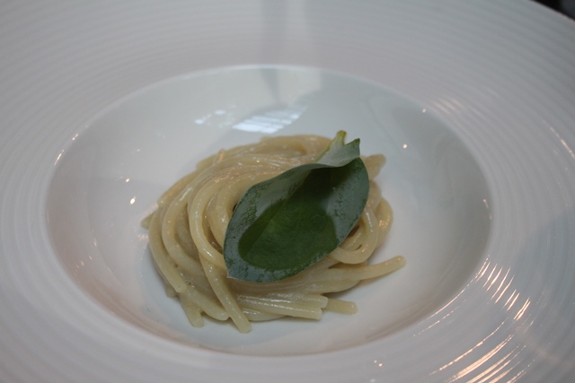 Spaghetti aglio, olio peperoncino con sorbetto di ostriche di Lele Usai