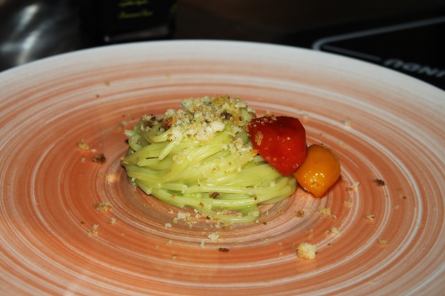 Spaghetto alla clorofilla con aglio nero, crumble di alici - Les chef Blanc