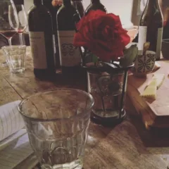 Una rosa sul tavolo presso Azienda Agricola Pietro Rinaldi