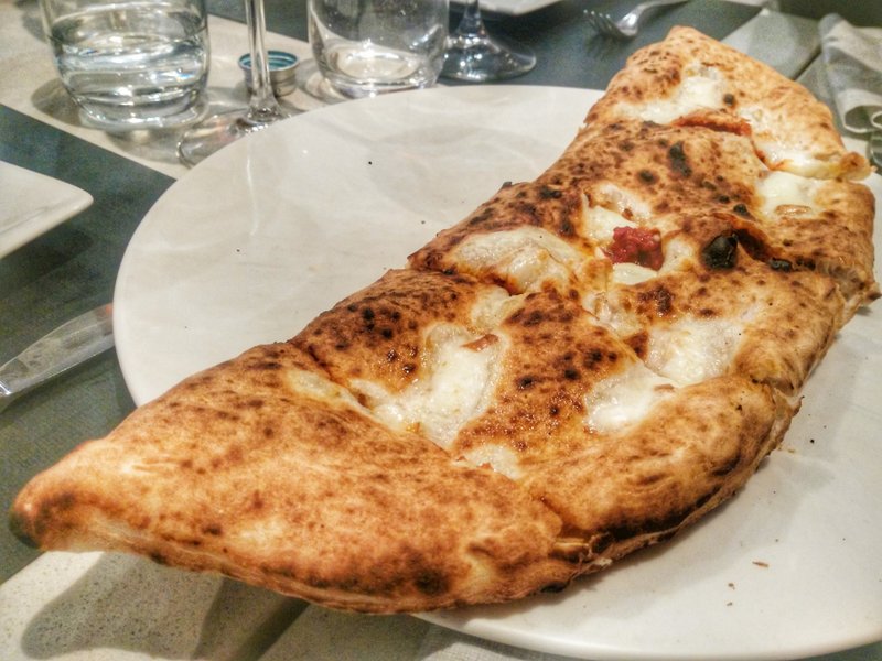 Viaggio al centro del Soffritto a Napoli e in Campania. Il calzone de La Notizia di Enzo Coccia