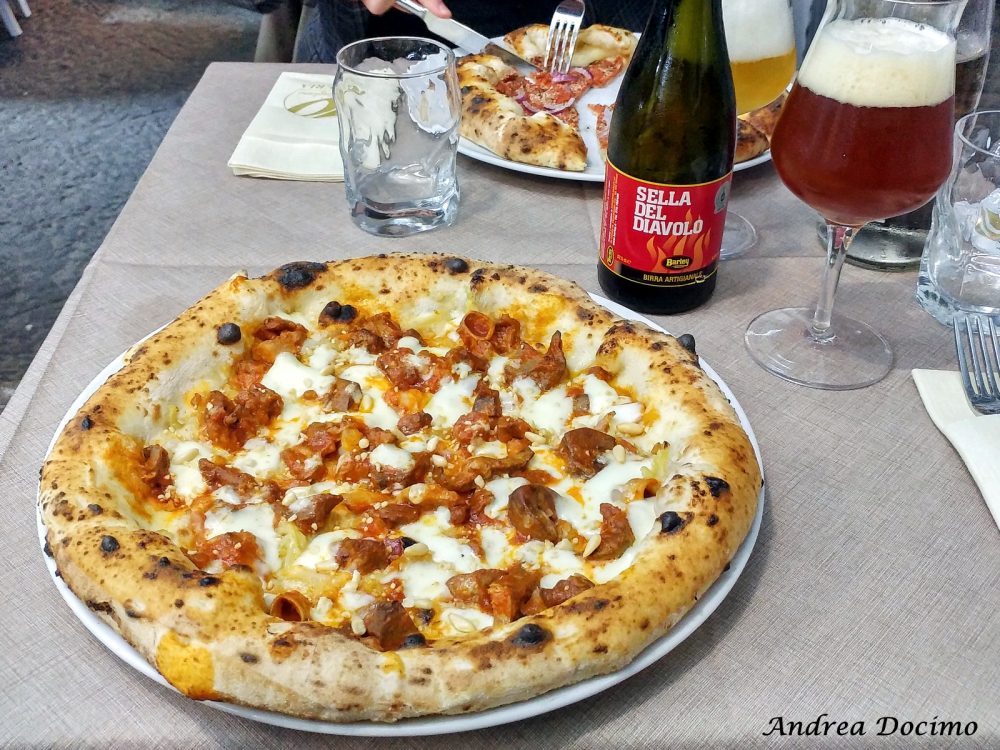 Viaggio al centro del Soffritto a Napoli e in Campania. La pizza con il soffritto di 10 Diego Vitagliano abbinata alla Sella del Diavolo di Barley