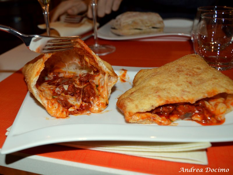 Viaggio al centro del Soffritto a Napoli e in Campania. La pizza fritta con soffritto de Lo Sfizio D'A Notizia