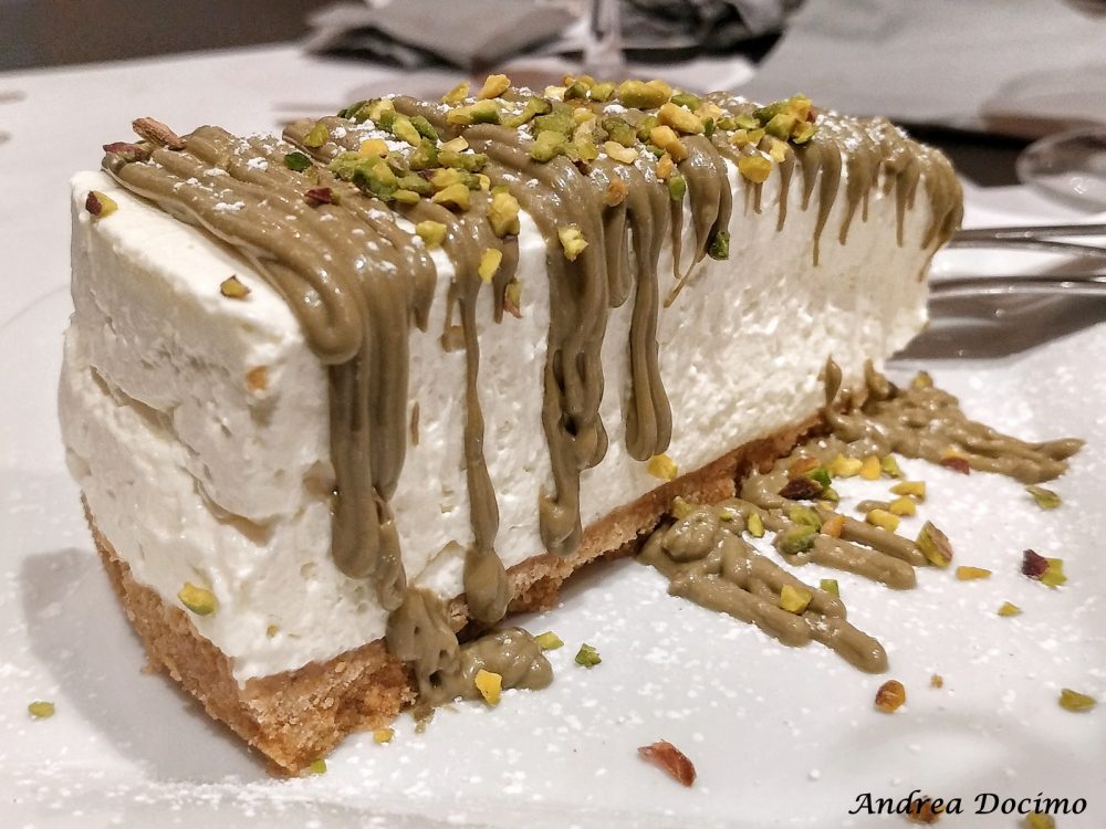 12 Morsi in via Alabardieri a Napoli. Cheesecake al pistacchio