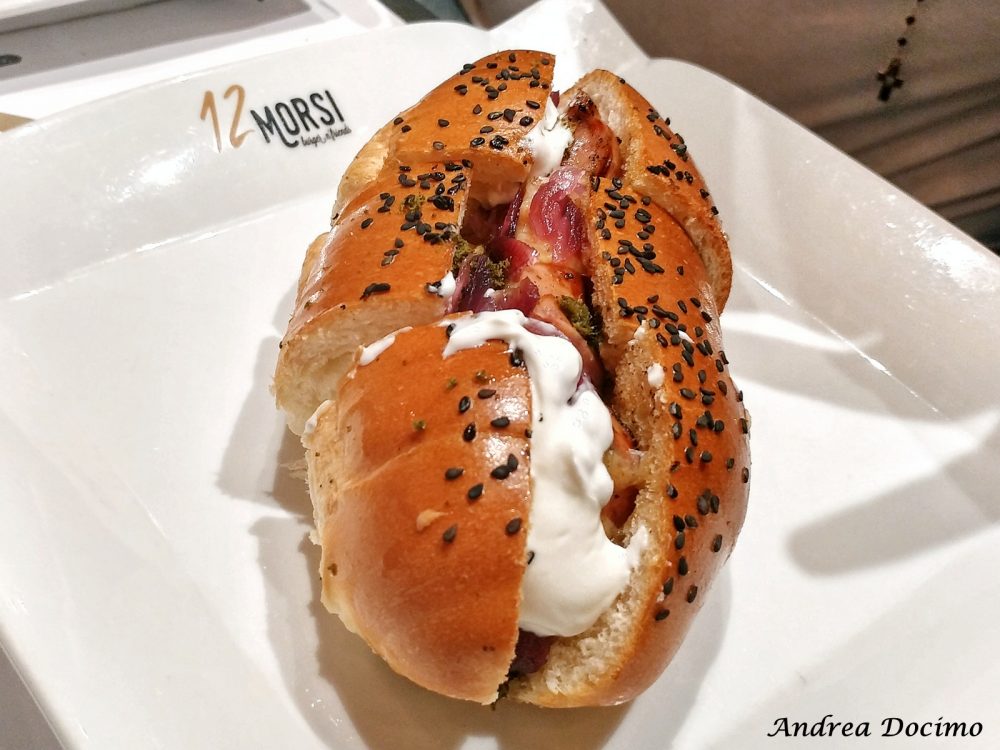 12 Morsi in via Alabardieri a Napoli. L'HOT DOG GOURMET