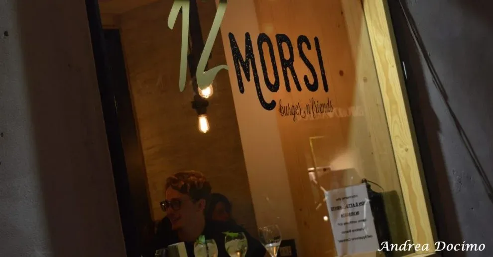 12 Morsi in via Alabardieri a Napoli
