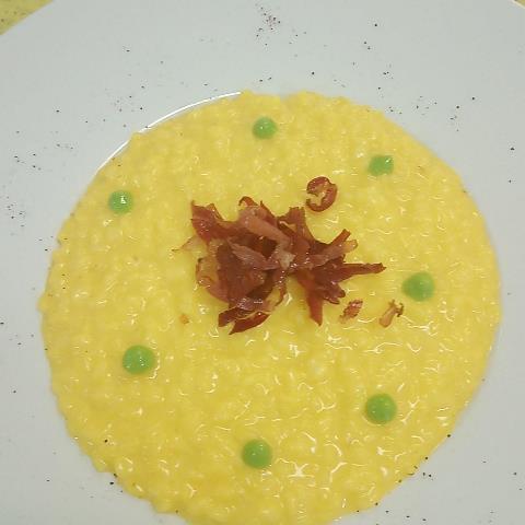 Casale Rufini - Risotto carnaroli, zafferano pisello scomposto e speck croccante