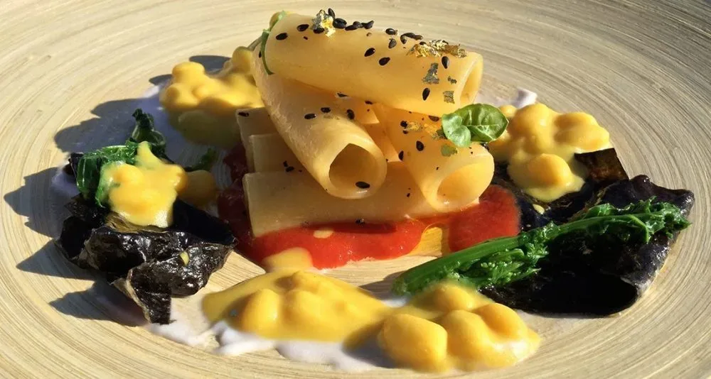 Napoli a Spasso – Candele Spezzate di Gragnano al Ragu' Napoletano, Peperoni Arrosto e Zolfini di Arcangelo Fiorillo