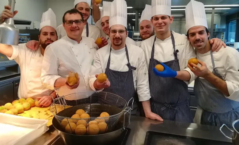 Paolo Barrale con le arancine e la sua brigata