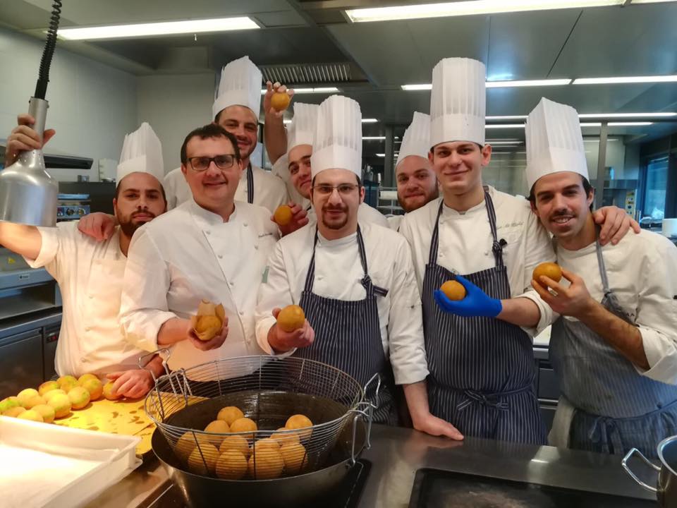 Paolo Barrale con le arancine e la sua brigata