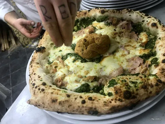 Pizzeria Nonna Ma pizza Fresella con Tarallo salsiccia e friarielli