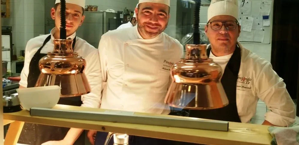Al centro lo chef Antonio Petrone