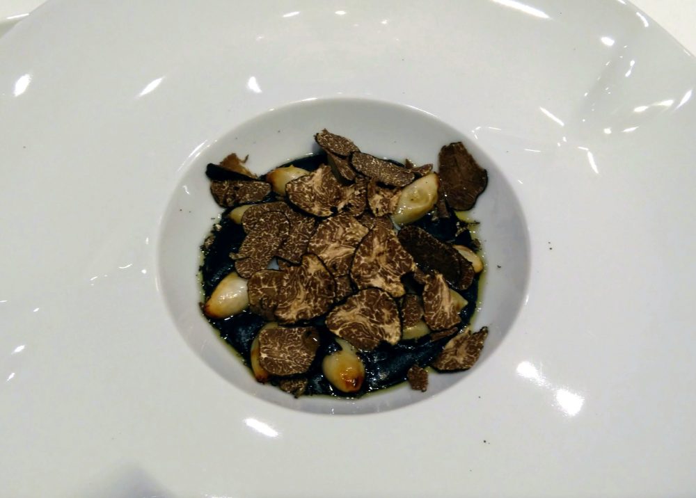  Riccio’s - calamaretti farciti con cipolle, crema di patate al nero di seppia, uovo e tartufo