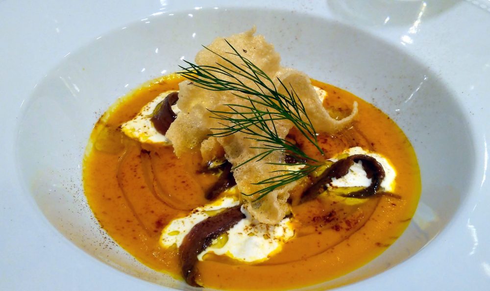 Riccio’s - crema di zucca, alici di Cetara, stracciatella di bufala, polvere di liquirizia e cialda croccante