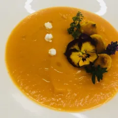Vellutata di carote al timo con bigne’ di curcuma e yogurt greco
