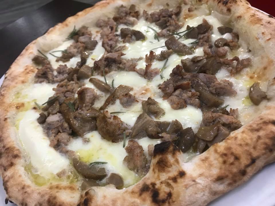 Pizzeria Haccademia, Pizza Haccademia con funghi e salsiccia di maiale nero casertano