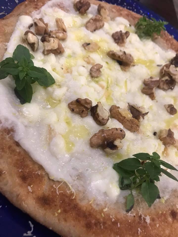 Pizzeria Haccademia, pizza ai grani antichi con cavolfiore, noci e limone