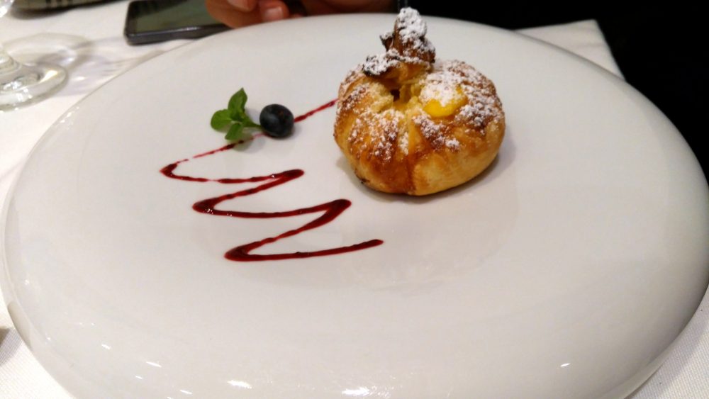Riccio’s - fagottino caldo di pasta sfoglia, crema, mela annurca e uva passa