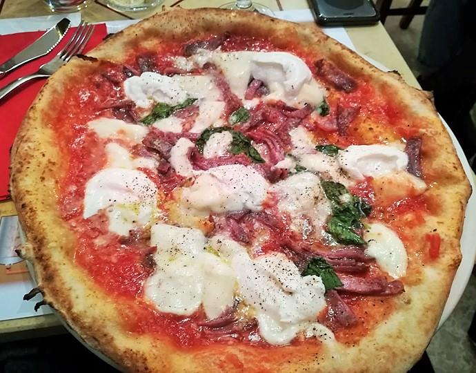 La Notizia, La pizza del Fornaiio con mozzarella e ricotta di bufala e salame