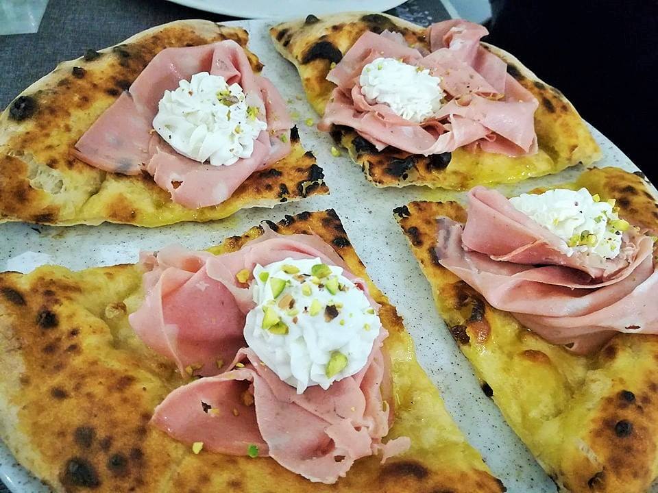 Pepe In Grani - Viandante, focaccia salata con mortadella, ricotta e pistacchi