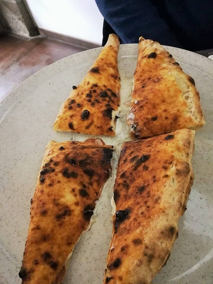 Pepe In Grani - Calzone del Casolare con ricotta di bufala e salame di nero casertano